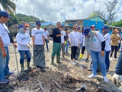 20 Milenial Pegadaian Ikut Aksi BUMN Environmental Movement di Balikpapan