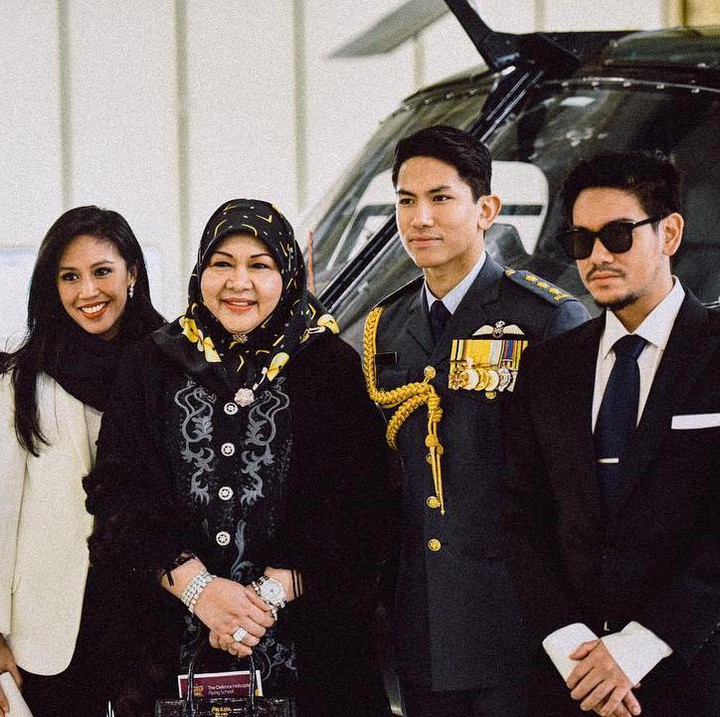 <p>Kabar perceraian orang tua Pangeran Mateen juga diumumkan melalui televisi dan radio milik pemerintah pada Rabu, 16 Juni malam, Bunda. (Foto: Instagram @tmski)</p>