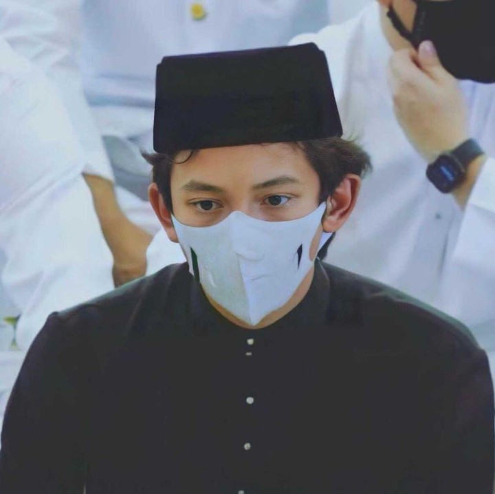 <p>Seperti sang kakak, Abdul Wakeel juga memilik paras tak kalah tampan dan menawan, nih. Bagaimana menurut pendapat Bunda? (Foto: instagram @azrinazmazharhakim)<br /><br /><br /></p>