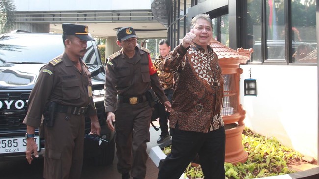 Menko Perekonomian mengaku ditanya 46 pertanyaan oleh penyidik Kejagung saat diperiksa di gedung jaksa sejak Senin pagi.