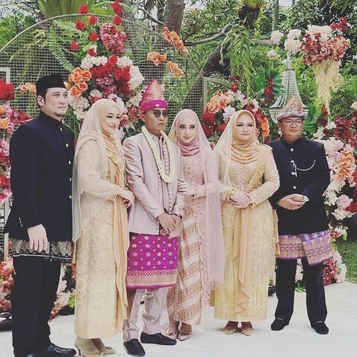 <p>Pernikahan anak Cindy Fatikasari dan Tengku Firmansyah langsung mendapatkan sambutan baik dari warganet. <em>"Pasti rasanya seperti baru kemarin nganter TK, sekarang udah menikah dan jadi istri.. Masya Alloh, pasti rasanya campur aduk ya... Selamat Abi dan Umi, semoga Allah permudah urusan kita semua,"</em> kata akun @euis**** (Foto: Instagram @tengku_firmansyah)</p>
