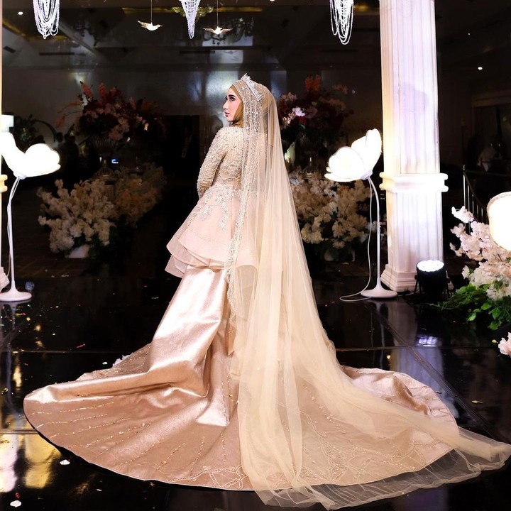 <p>Tengku Syaira Anataya merupakan putri sulung Cindy dan Firmansyah yang lahir pada 27 Maret 2000. Saat ini ia sudah berusia 23 tahun, Bunda. Di hari pernikahan, ia memesona dalam balutan gaun bernuansa keemasan. (Foto: Instagram @osnapitzcha)</p>