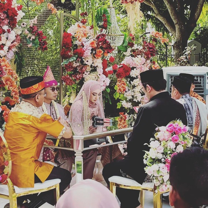 <p>Sang Ayah, Tengku Firmansyah turut membagikan kabar bahagia tersebut di laman Instagramnya. Ia memperlihatkan potret prosesi ijab kabul Chacha dan suaminya, Jodi Andejo Koni. "Alhamdulillah," tulis Firmansyah. (Foto: Instagram @tengku_firmansyah)</p>