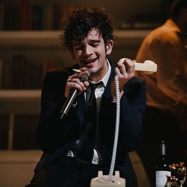Matty Healy The 1975 Tunangan dengan Model Gabbriette Bechtel