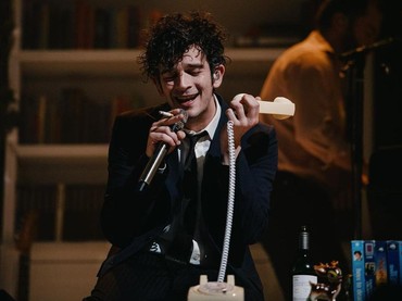 img-title Matty Healy The 1975 Tunangan dengan Model Gabbriette Bechtel