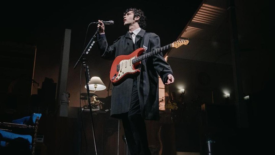 Potret Matty Healy Vokalis The 1975, Cium Pria hingga Injak Bendera Korea