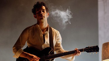 img-title Potret Matty Healy Vokalis The 1975, Cium Satpam hingga Injak Bendera Korea