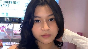 Highlight Dunia Hiburan InsertLive : Anak Suapi Ibu Tiri Duluan Saat Ultah ke-17, Okie Agustina: Biar Nggak Ganti...