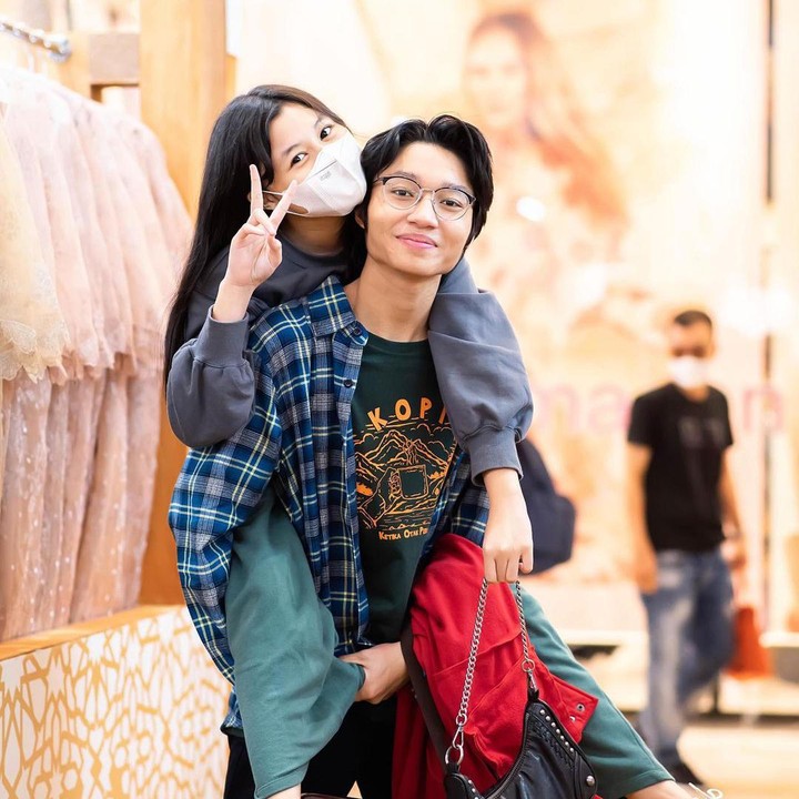 <p>Nasha sangat dekat dengan kedua kakaknya, Keisha Alvaro dan Shakiena Azalea. Tak jarang Nasha mengunggah potret bersama keduanya, lho. (Foto: Instagram: @nasha.anayaa)</p>