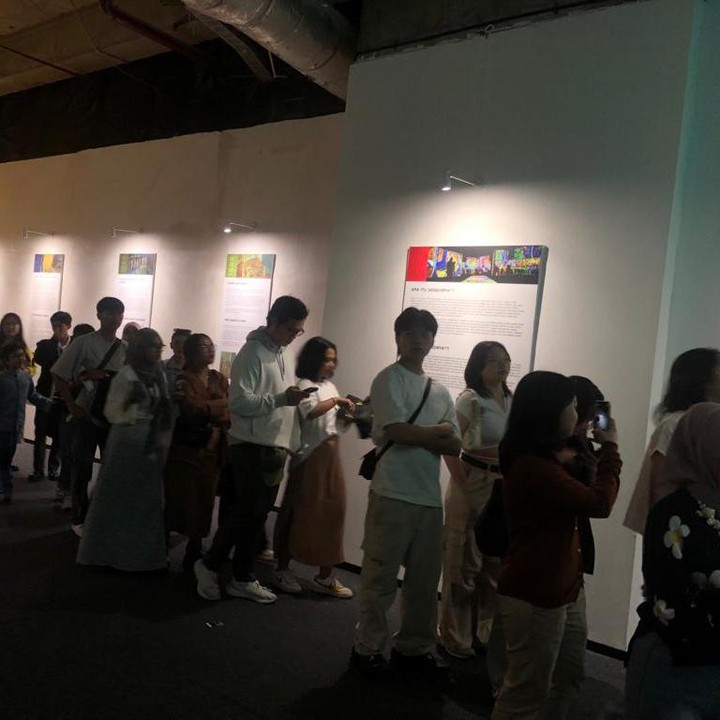 <p>Pameran Van Gogh Alive Jakarta adalah sebuah pameran seni digital dan interaktif, Bunda. Sebelum memasuki ruang pameran, pengunjung akan mengantre di sebuah ruangan terlebih dahulu. Di dinding pun ditempel penjelasan tentang lukisan Van Gogh, seperti Starry Night, Self-Portrait, dan Sun Flower.  (Foto: Tim HaiBunda/Iin Yumiyanti)</p>