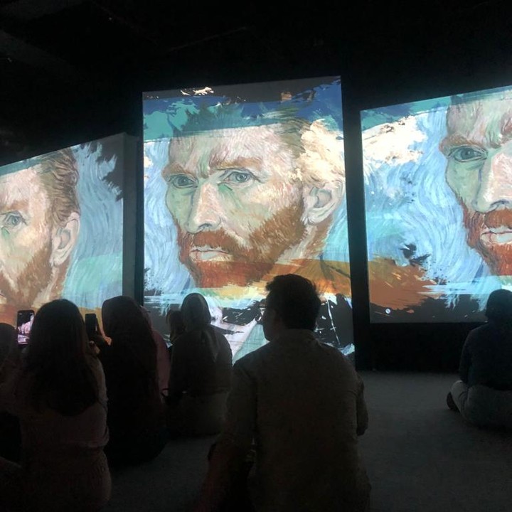 <p>Pameran ini memperlihatkan lukisan Self-Potrait yang merupakan salah satu lukisan potret diri Van Gogh. Lukisan ini menggambarkannya sebagai sosok yang 'tenang' meski 'samar'. Raut wajahnya juga memancarkan kegelisahan dan kekacauan. (Foto: Tim HaiBunda/Iin Yumiyanti)</p>