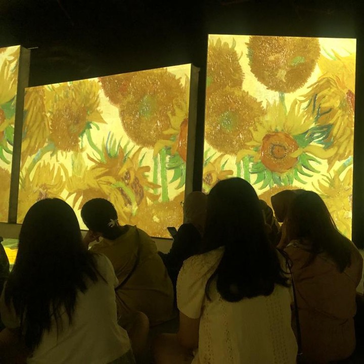 <p>Bunda dan keluarga yang berkunjung ke pameran ini juga bisa melihat tayangan lukisan Sun Flower, lho. Van Gogh melukis ini karena terinspirasi dari bunga matahari di kebun Montmartre, Paris. (Foto: Tim HaiBunda/Iin Yumiyanti)</p>
