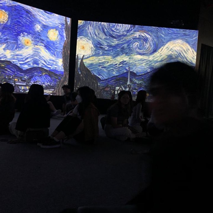 <p>Selain itu, pameran ini turut memperlihatkan tayangan lukisan Starry Night yang ternama. Lukisan ini dibuat berdasarkan penglihatan yang dilihat Van Gogh ketika ia tinggal di RSJ di Prancis, Bunda. (Foto: Tim HaiBunda/Iin Yumiyanti)</p>