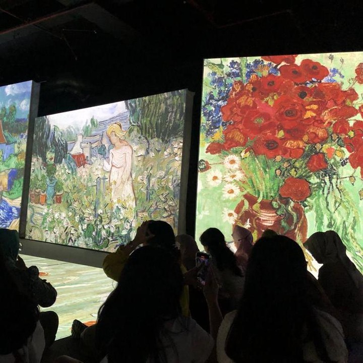 <p>Pengunjung yang menonton tayangan Van Gogh Alive Jakarta sambil duduk rapi. Mereka juga diperbolehkan berfoto selama tidak mengganggu pengunjung lainnya dan tidak menggunakan <em>flash light</em>. (Foto: Tim HaiBunda/Iin Yumiyanti)</p>