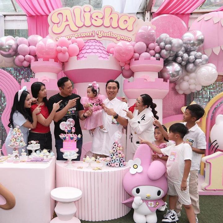 <p>Setelah menikah dengan Ibas Yudhoyono, Aliya Rajasa dikaruniai empat anak, Bunda. Si Bungsu, Alisha Prameswari Yudhoyono baru saja berulang tahun yang pertama. (Foto: Instagram: @agusyudhoyono)</p>