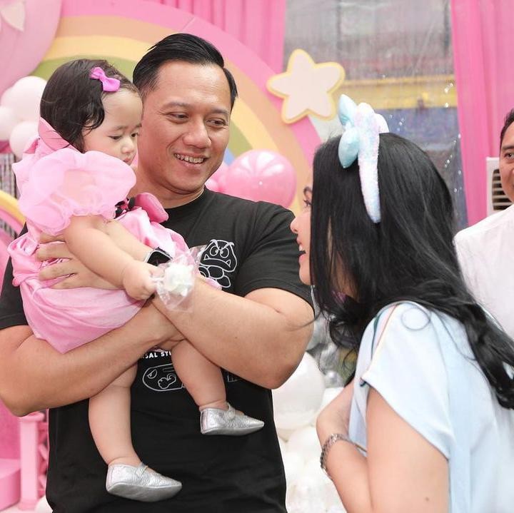 <p>"Selamat ulang tahun yang pertama untuk keponakan cantik Pakde yang paling bungsu, Alisha Prameswari Yudhoyono. Semoga selalu sehat serta terus tumbuh jadi anak yang cantik, pintar, periang, dan menggemaskan. <em>We love you</em>," tulisnya pada laman Instagram. (Foto: Instagram: @agusyudhoyono)</p>