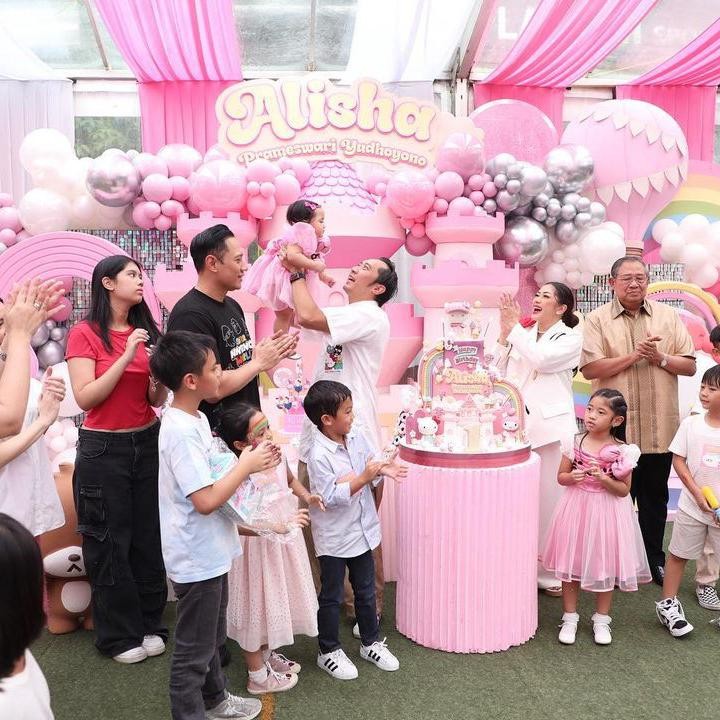 <p>Pesta ulang tahun Alisha ini dihadiri oleh keluarga besar mulai dari sang paman, Agus Yudhoyono, hingga kedua kakeknya, Susilo Bambang Yudhoyono dan Hatta Rajasa. (Foto: Instagram: @agusyudhoyono)</p>