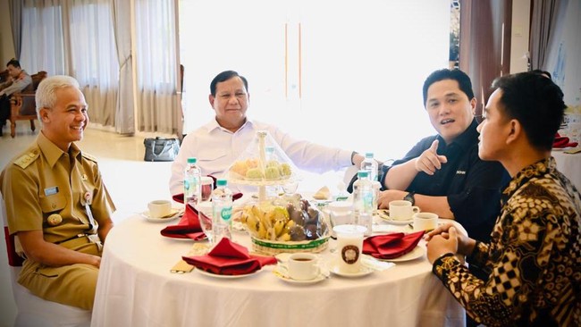 Gibran Rakabuming mengatakan hubungan bacapres Prabowo Subianto, Ganjar Pranowo dan Erick Thohir sangat akrab meski tengah bersaing untuk Pemilu 2024.