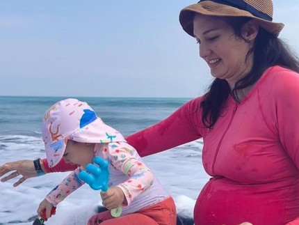 5 Potret Kehamilan Kedua Nadine Chandrawinata, Makin Asyik Main di Laut Bersama Djiwa