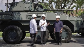 FOTO: Jokowi, Prabowo, Erick Thohir Naik Maung ke PT Pindad Malang