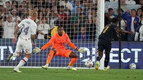 FOTO: Vinicius Pimpin Comeback Real Madrid Bungkam AC Milan