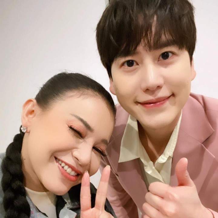 <p>Masih dengan member Suju, bunda satu orang anak ini juga membagikan potret bersama Kyuhyun, lho. "Hai teman @gyuram88," ujarnya. Posting-an Rossa bersama Kyuhyun pun mendapat banyak reaksi. Beberapa ada yang mengaku iri nih, Bunda. "Mengiriii," ujar akun @nafe*** dengan emotikon menangis. (Foto: Instagram @itsrossa910)<br /><br /><br /></p>