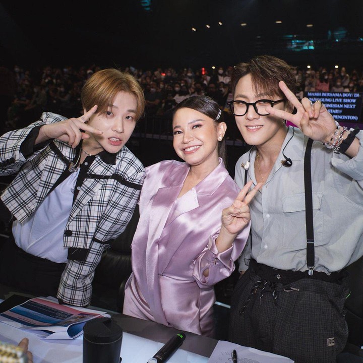<p>Idol K-Pop yang pernah berfoto dengan Rossa selanjutnya adalah dua orang member boy group iKon, yakni DK dan Jay. Kesempatan ini terjadi saat kedua idol tersebut menjadi juri dalam satu satu ajang pencarian bakat Indonesia. "Baru bertemu dengan 2 pria tampan ini semalam, tapi rasanya seperti sudah kenal lama @gnani_____ @_dong_ii<br />Sangat menyenangkan!!!" akun Rossa. (Foto: Instagram @itsrossa910)<br /><br /></p>