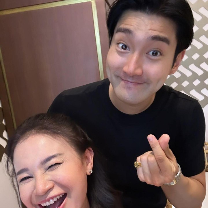 <p>Bergabung dengan SM juga membuat Rossa memiliki kesempatan yang besar untuk berinteraksi dengan member Suju, berikut potret Rossa saat bertemu dengan Choi Siwon. "Merindukanmuuu <em>우리 마스 아궁</em> @siwonchoi. Meskipun sangat singkat, senang bertemu denganmu lagi," tulisnya dalam caption. (Foto: Instagram @itsrossa910)<br /><br /></p>