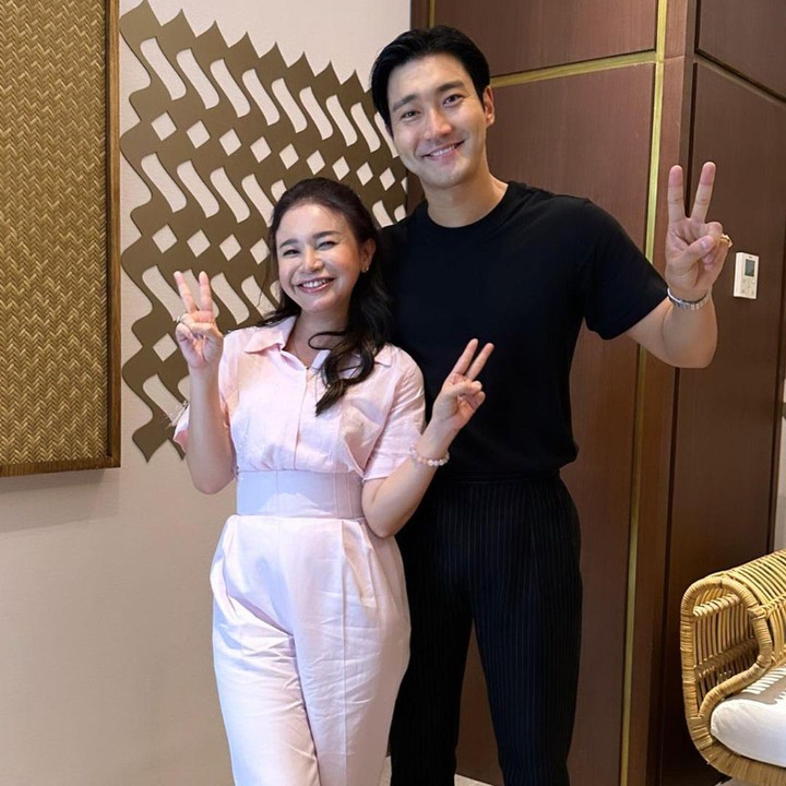<p>Rossa merupakan salah satu penyanyi Indonesia yang memiliki kesempatan berinteraksi dengan idol K-Pop, Bunda. Kebetulan, wanita berusia 44 tahun ini juga tergabung dalam agensi SM Entertainment, yang menaungi selebriti terkenal salah satunya Super Junior (Suju). (Foto: Instagram @itsrossa910)<br /><br /><br /></p>