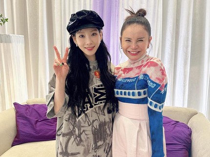 7 Potret Rossa Bersama Idol K-Pop, Terbaru Taeyeon SNSD