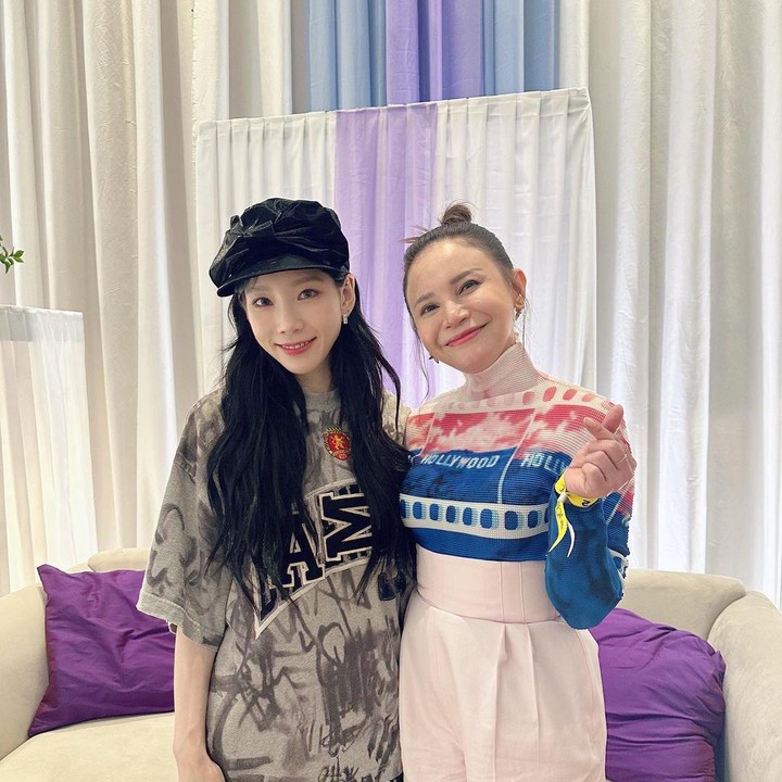 <p>Terbaru, Rossa bertemu dengan Taeyeon SNSD, Bunda. Keduanya bertemu saat Taeyon melangsungkan konser Solo di ICE BSD Tangerang. "Konser yang luar biasa @taeyeon_ss S. Saya pasti akan menonton konser berikutnya lagi. <em>Good job</em>," puji Rossa atas penampilan Taeyeon. (Foto: Instagram @itsrossa910)</p>