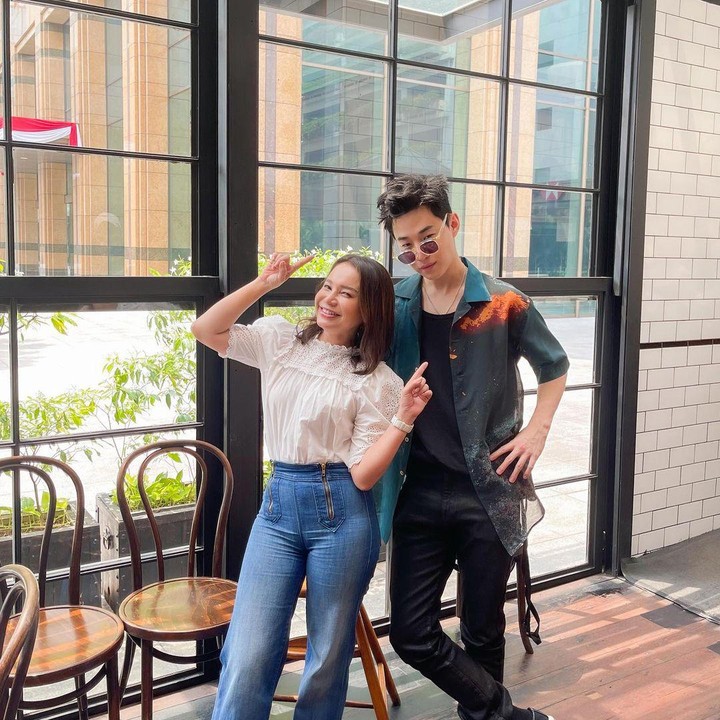 <p>Selanjutnya ada Henry. Potret kebersamaan Rossa dan Henry juga dibagikan melalui akun Instagram. "<em>Nice to meet you</em> @henryl89," kata Rossa. (Foto: Instagram @itsrossa910)<br /><br /><br /></p>