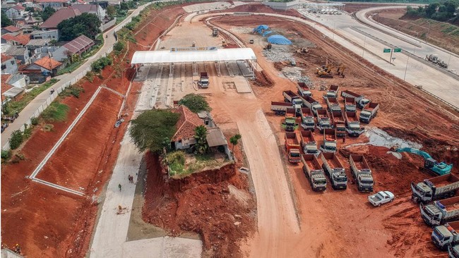Beberapa waktu lalu viral foto rumah yang masih berdiri di tengah proyek tol Cijago dekat GT Limo 2, namun pada Senin petang ini terpantau sudah dibongkar.