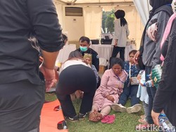 Sejumlah Warga Malang Pingsan Saat Pembagian Sembako di Pasar Rakyat