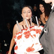 Masuki Usia 31, Selena Gomez Tampilkan 2 Gaya Modis dengan 1 Dress Saat Pesta Ulang Tahun