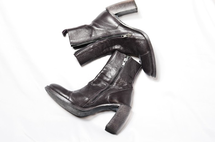 Sepatu high tebal, dan bertali/Sumber: Pexels/Skylar Kang