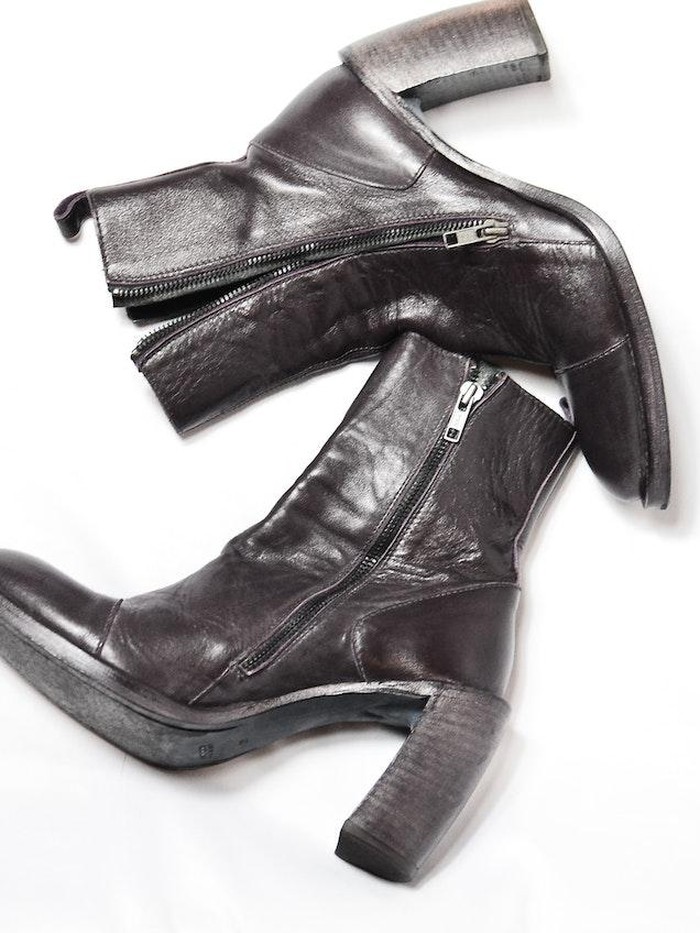 Sepatu high tebal, dan bertali/Sumber: Pexels/Skylar Kang