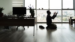 Alasan Jari Telunjuk Diangkat Saat Tahiyat dalam Sholat
