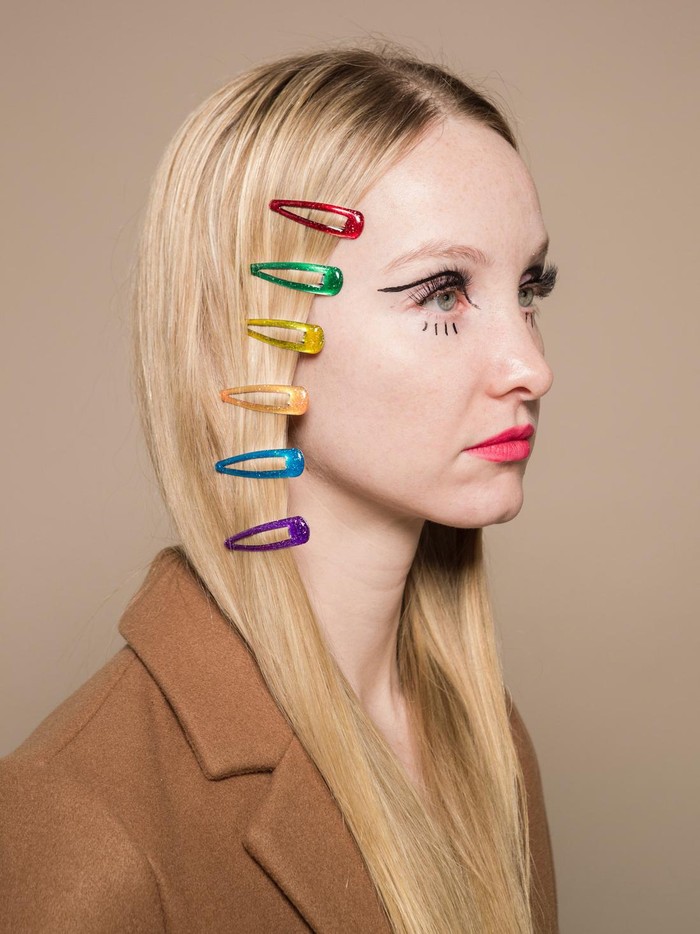 Terlalu banyak aksesoris rambut/Sumber: Pexels/Michelle Leman