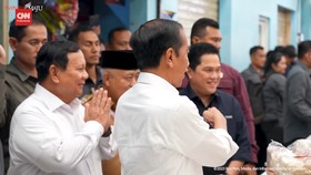 VIDEO: Momen Jokowi-Prabowo Dikepung Pengunjung Pasar di Malang