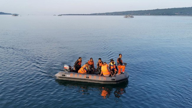 Tim SAR gabungan menyatakan dari 48 penumpang kapal penyeberangan yang karam di Teluk Mawasangka Tengah, sebanyak 33 orang ditemukan selamat.