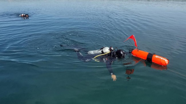 Sebuah kapal pengangkut pasir dilaporkan tenggelam di Perairan Malaoge Kabupaten Buton, Sulawesi Tenggara. Tiga awak kapal hilang.