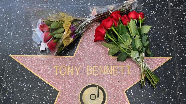 Para penggemar Tony Bennett memberikan tribut kepada musisi legendaris tersebut di berbagai lokasi di Amerika Serikat.
