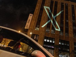 Kemilau Logo X di Markas Besar Twitter