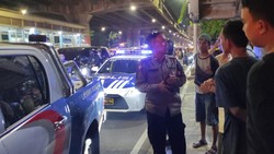 Terungkap Sosok Wanita yang Naik Mobil Patroli Lalu Ditabrakkan ke Warga