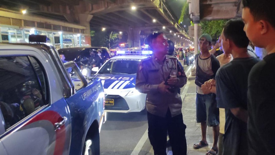 Wanita bernama Jesica Koroh (33) ditangkap usai membawa kabur mobil patroli pengelola tol di GT Jatiwaringin 2. Jesica telah diamankan petugas untuk diperiksa. (dok Ist)