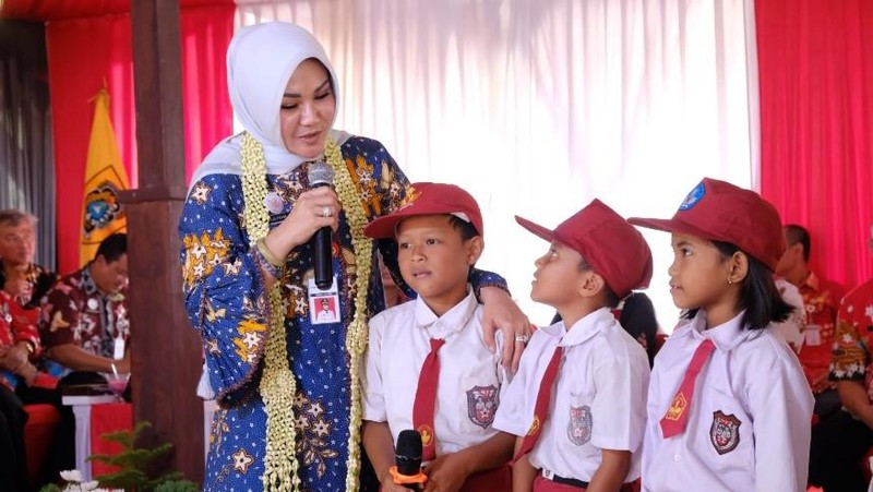 Bupati Klaten, Jawa Tengah Sri Mulyani melaksanakan sambang warga di Desa Katekan, Gantiwarno, Selasa (25/7).