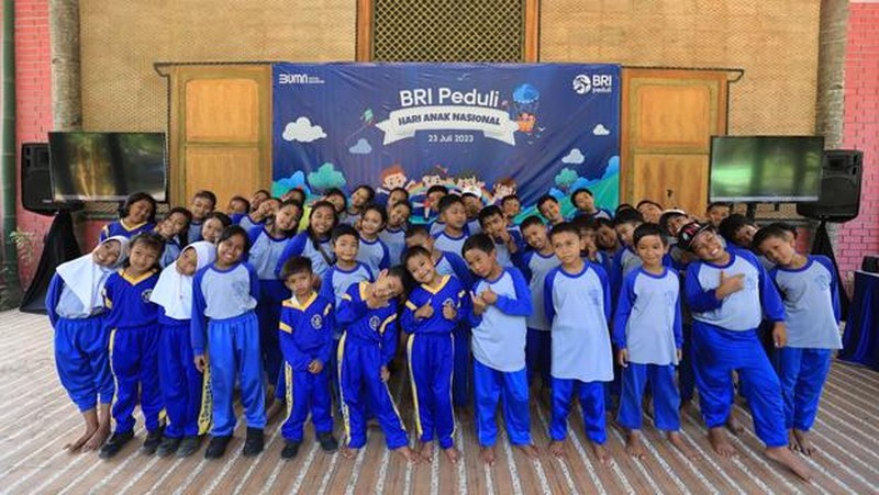 BRI memeriahkan perayaan Hari Anak Nasional yang jatuh pada Minggu (23/7) dengan merenovasi bangunan sekolah SDN 1 Sumberejo, Kabupaten Malang, Jawa Timur.