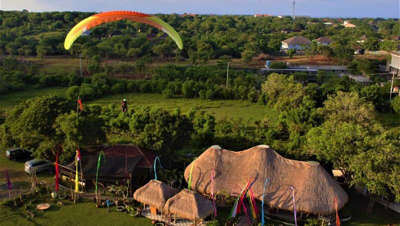 paragliding, adalah olahraga terbang bebas yang menggunakan sayap kain atau parasut untuk tujuan rekreasi atau kompetisi.