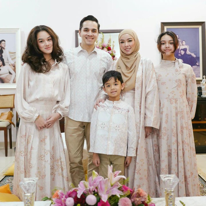 <p>Dari pernikahannya dengan Aureli Beata Schulz, Rio dikaruniai tiga anak, yakni Shaista Tanisha Stokhorst, Shanika Thanaa Stokhorst, dan Raqilla Shagufta Stokhorst. Selain Shaista, putri kedua Rio, Shanika, sebentar lagi juga akan beranjak remaja. (Foto: Instagram @rio.stokhorst)</p>